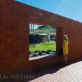 La femme en jaune - Passeio Ulisses - Parque das Nacoes - Parc des Nations -  Lisbonne - Portugal - 2017 - © All rights reserved by Laurent Dubois.