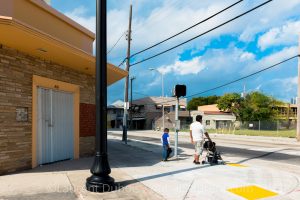 Father and children - 801 SW 1st St : Angle SW 1st St (calle José Marti/Humberto Quinoes way et SW 8 av Pedro Luis Boitel av - East Little Havana - Miami - Floride - USA - 2014 - © All rights reserved by Laurent Dubois.